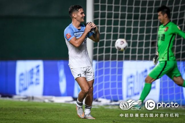 男生和女生磨豆浆